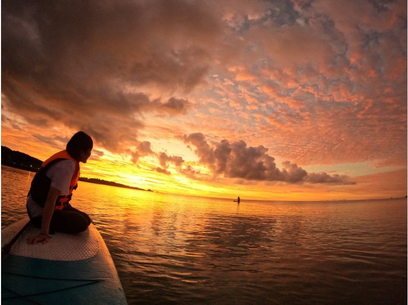 当天预约受理！【冲绳恩纳村】Sunset Lau SUP【SUP】在可以欣赏真荣田岬日落的海滩上举办！刘师傅的店铺 免费GOPRO拍摄の紹介画像