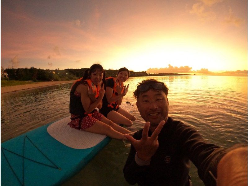 　当日予約OK！【沖縄恩納村】　サンセット　ラウサップ【SUP】真栄田岬に沈む夕日が見えるビーチで開催！ラウ兄のお店　GOPRO撮影無料の紹介画像