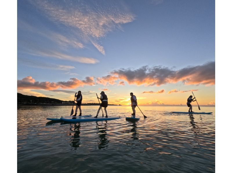 【冲绳恩纳村】当天接受预约！Sunset Lau SUP【SUP】在可以欣赏真荣田岬日落的海滩上举办！Lau兄弟的商店，免费GOPRO拍摄の紹介画像