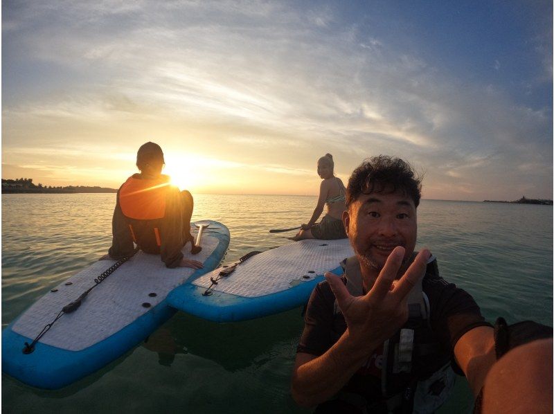 【冲绳恩纳村】当天接受预约！Sunset Lau SUP【SUP】在可以欣赏真荣田岬日落的海滩上举办！Lau兄弟的商店，免费GOPRO拍摄の紹介画像