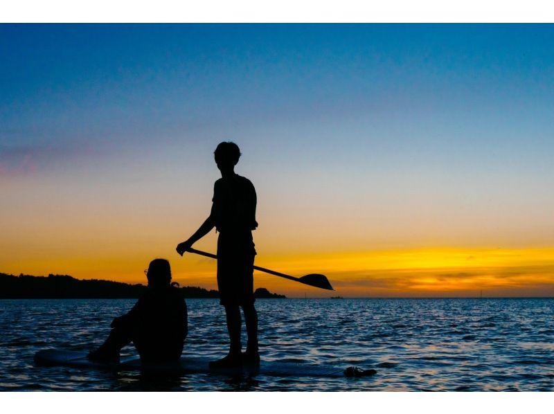 【冲绳恩纳村】雨季夕阳SUP【SUP】在可以欣赏美丽夕阳的海滩上举行！刘哥店：免费GOPRO拍摄の紹介画像