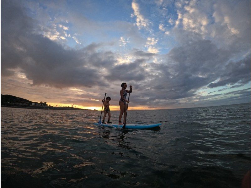 当天预约受理！【冲绳恩纳村】Sunset Lau SUP【SUP】在可以欣赏真荣田岬日落的海滩上举办！刘师傅的店铺 免费GOPRO拍摄の紹介画像