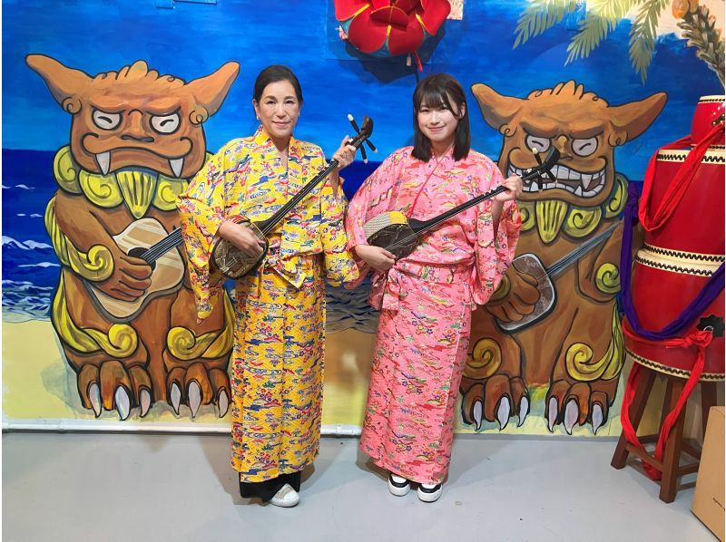 [Okinawa / 1 stop from Naha Airport] 09:00 Quick Sanshin and Ryukyu costume experience (60 minutes)