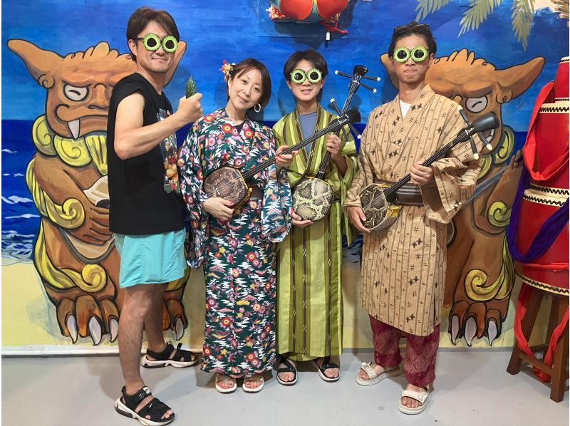 [Okinawa / 1 stop from Naha Airport] 09:00 Quick Sanshin and Ryukyu costume experience (60 minutes)