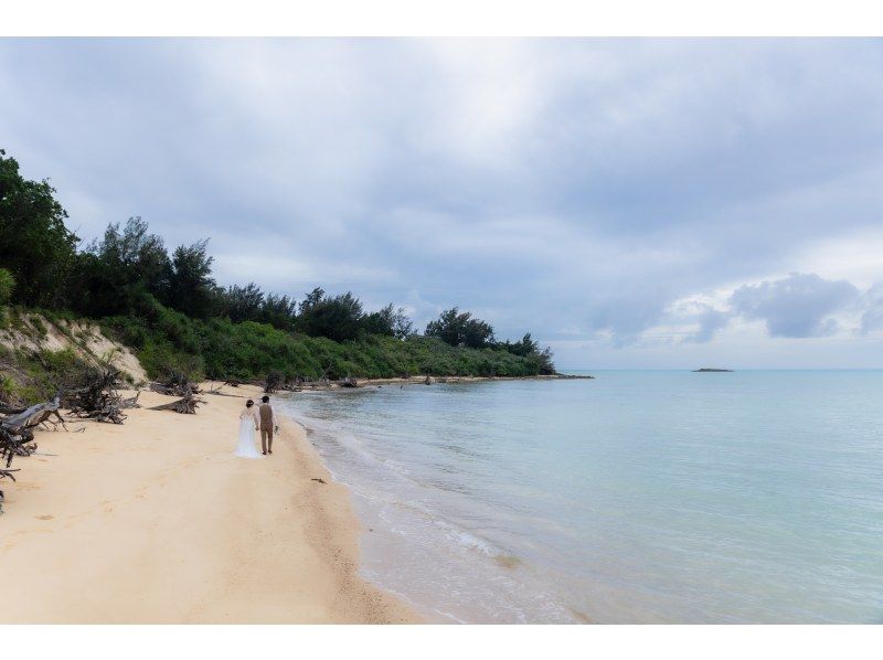 [Okinawa, Miyakojima] Limited to one group per day ★ Wedding photos on the most beautiful beach in Miyakojima ★ Sunset photos also available ◎ Delivery of 30 or more photosの紹介画像