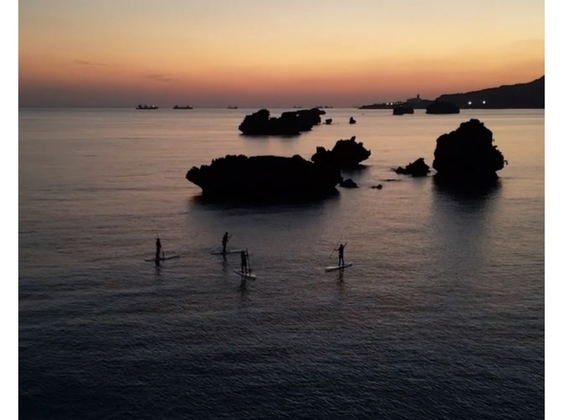 Okinawa's No.1 achievement! [Sunset SUP] The sunset seen from the sea is exceptional! It's sure to look great on social media! Unlimited photo taking + drone photography included [Motobu]の紹介画像