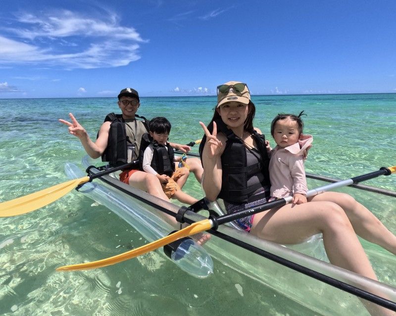 沖縄の事業者「MOTOBUマリン　by　CLEARSUPJAPAN」が実施するクリアカヤックツアーの様子
