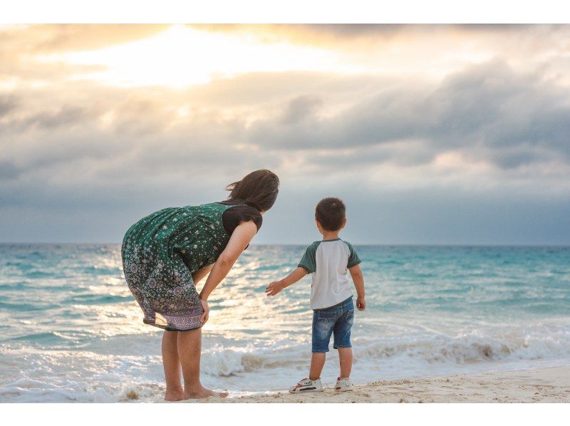[Okinawa, Miyakojima] Couple and family photos on the beach ★ Sunset photos also available ◎ Delivery of 30 or more photosの紹介画像