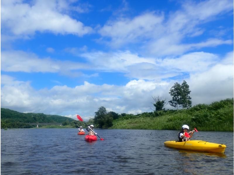 【北海道・ニセコ・１グループプライベート（貸し切り）ツアー】ゆったりわくわく！尻別川　カヤックお散歩川下りツアーの紹介画像