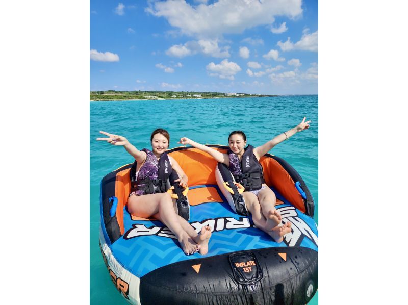 【宮古島/最安値】トーイング5種すべて乗り放題・遊び放題プラン 〜バナナボート＆ウェイクボード他／グループ貸切・記念写真プレゼント〜の紹介画像