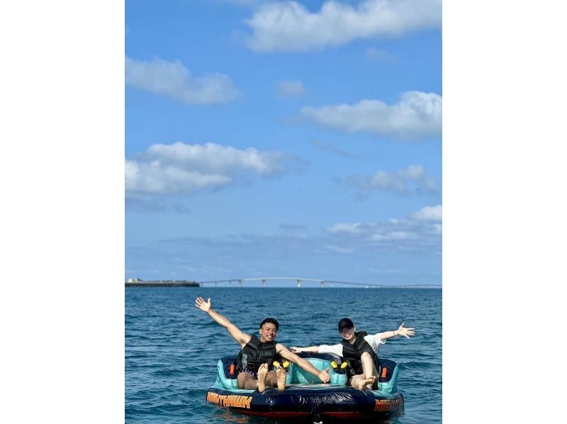 【宮古島/最安値】トーイング5種すべて乗り放題・遊び放題プラン 〜バナナボート＆ウェイクボード他／グループ貸切・記念写真プレゼント〜の紹介画像