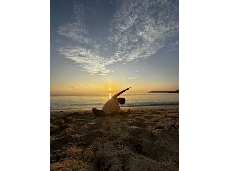 [Okinawa, Miyakojima] Reset your mind and body in a healthy setting at the beach with the morning sun and healing effects! [Limited to one group per tour]の紹介画像