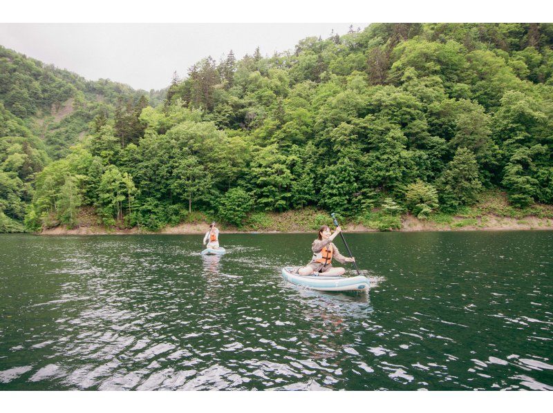 [45 minutes from Sapporo] Relaxing SUP experience on a quiet lake | Near Jozankei Onsen, beginners welcome! Popular with women, couples, and familiesの紹介画像