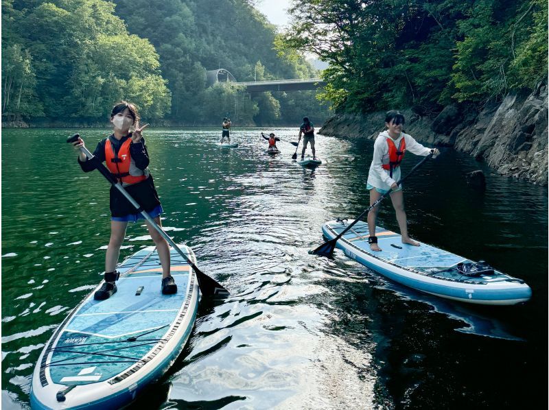 [45 minutes from Sapporo] Relaxing SUP experience on a quiet lake | Near Jozankei Onsen, beginners welcome! Popular with women, couples, and familiesの紹介画像