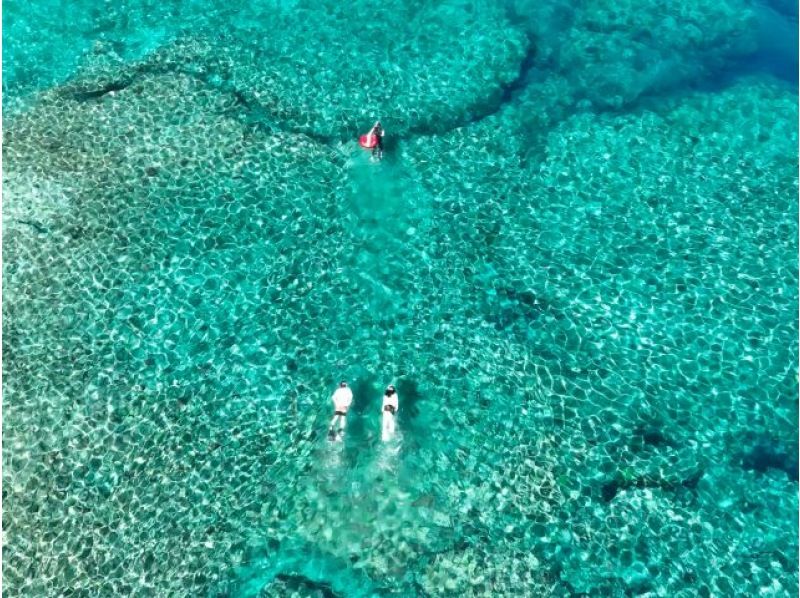 [Departing from Onna Village, Okinawa] "Snorkeling cruise to two spectacular locations + mysterious blue eyes and coral colonies" Drone and underwater photography free ★ Rental items such as SUP also availableの紹介画像