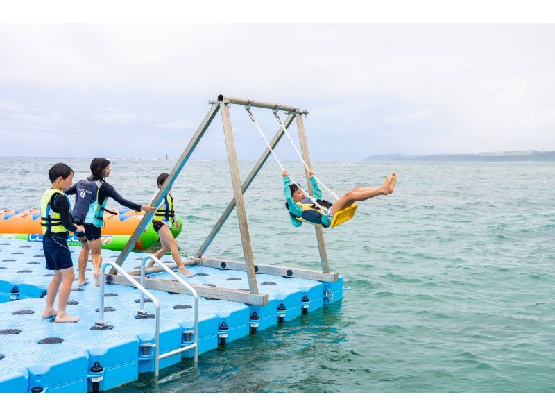 【那霸市内接送＆烧烤午餐盘】首次登陆日本！让我们在海上的Ocean Base尽情玩耍吧♪深受3代家庭、情侣、公司旅行的欢迎♪の紹介画像