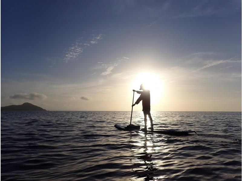 [Okinawa Zamami Island] Sunset SUP tour! Photo shoot included／Enjoy the sunset at the end of the day