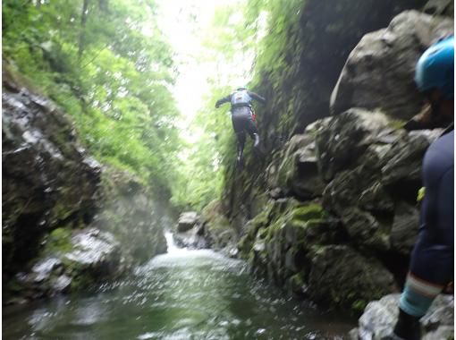 【北海道・南富良野】富良野・トマムエリア♪トナシベツ川キャニオニング♪写真データ無料!10歳から参加OK! 【北海道・南富良野】富良野・トマムエリア♪トナシベツ川キャニオニング♪写真データ無料!10歳から参加OK!