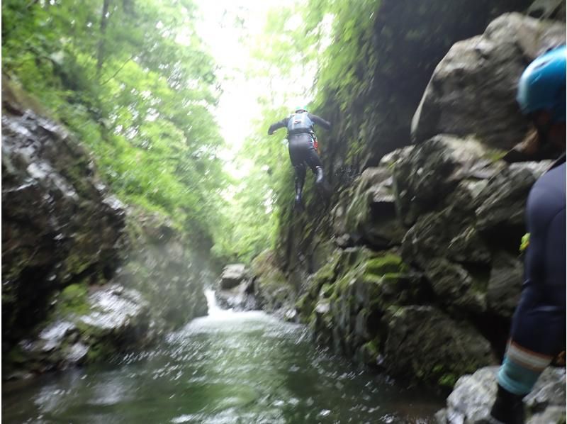 【北海道・南富良野】富良野・トマムエリア♪トナシベツ川キャニオニング♪ベース移転記念！今シーズン写真データ無料！の紹介画像