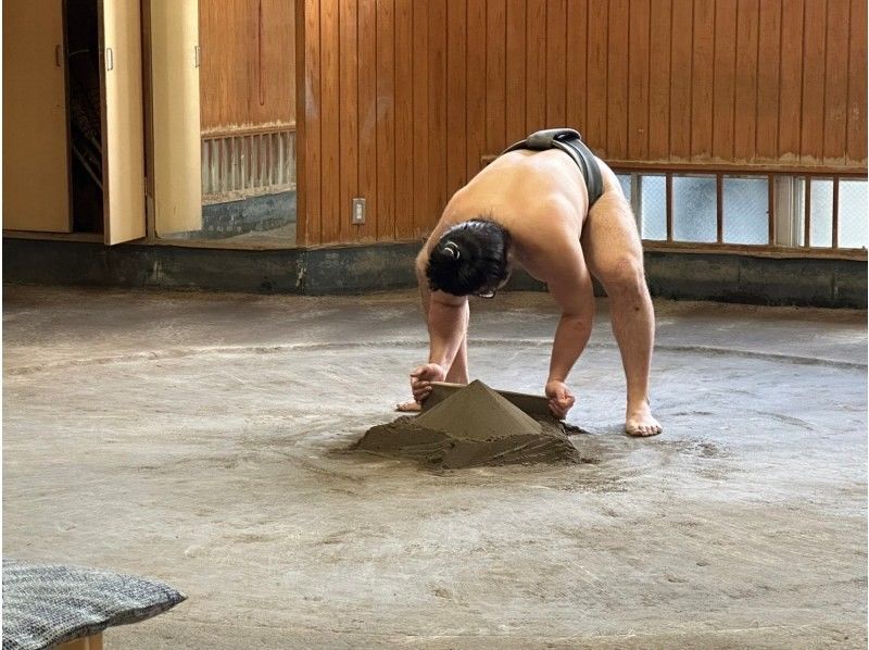 [Tokyo] Experience a tour to see the exciting morning practice of the traditional Japanese sport of sumo with an English guideの紹介画像