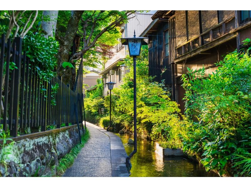 [Daily departures from Nagoya Station] A one-day bus tour of the three ancient capitals of Gujo Hachiman, Hida Takayama, and Shirakawa-go, a journey through history and tradition (available in English, Japanese, and Chinese)の紹介画像