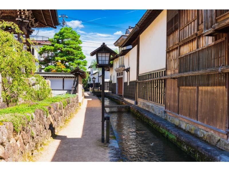 [Daily departures from Nagoya Station] A one-day bus tour of the three ancient capitals of Gujo Hachiman, Hida Takayama, and Shirakawa-go, a journey through history and tradition (available in English, Japanese, and Chinese)の紹介画像