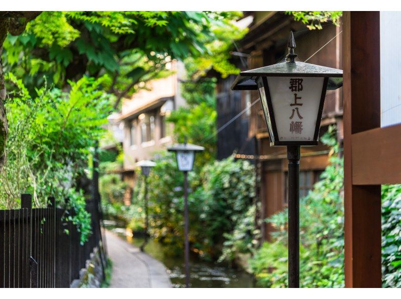 [Daily departures from Nagoya Station] A one-day bus tour of the three ancient capitals of Gujo Hachiman, Hida Takayama, and Shirakawa-go, a journey through history and tradition (available in English, Japanese, and Chinese)の紹介画像