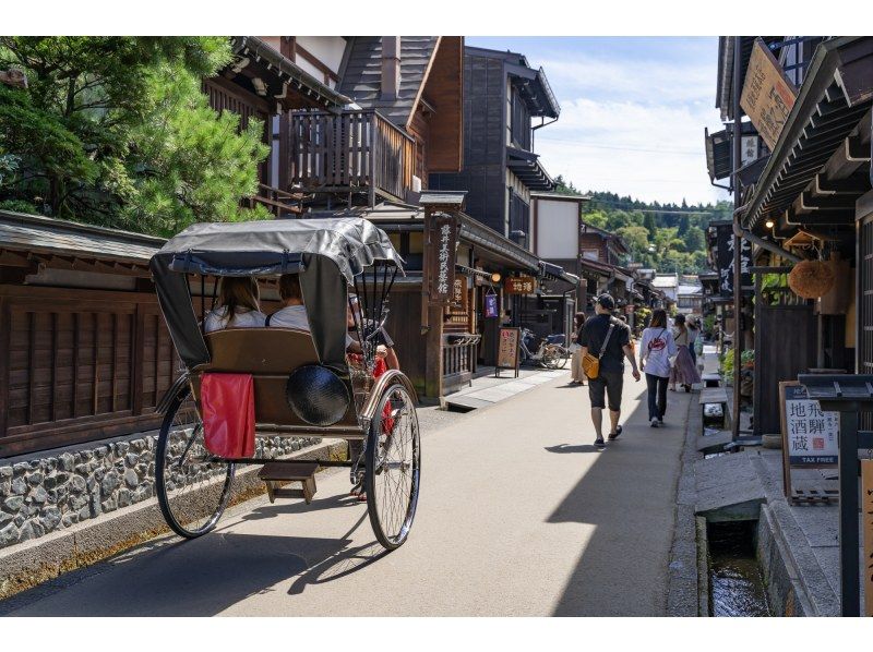 [Daily departures from Nagoya Station] A one-day bus tour of the three ancient capitals of Gujo Hachiman, Hida Takayama, and Shirakawa-go, a journey through history and tradition (available in English, Japanese, and Chinese)の紹介画像