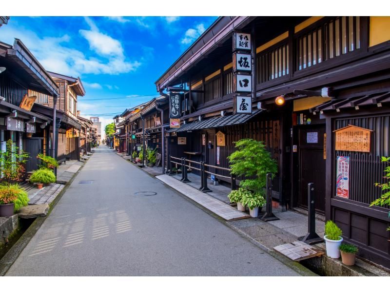 [Daily departures from Nagoya Station] A one-day bus tour of the three ancient capitals of Gujo Hachiman, Hida Takayama, and Shirakawa-go, a journey through history and tradition (available in English, Japanese, and Chinese)の紹介画像