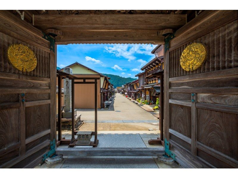 [Daily departures from Nagoya Station] A one-day bus tour of the three ancient capitals of Gujo Hachiman, Hida Takayama, and Shirakawa-go, a journey through history and tradition (available in English, Japanese, and Chinese)の紹介画像