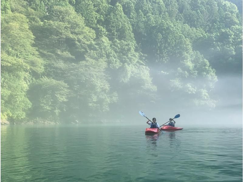 【東京奥多摩・早朝の白丸湖で朝カヤック】涼しく静かな早朝の白丸湖で朝カヤック。朝食付きの紹介画像