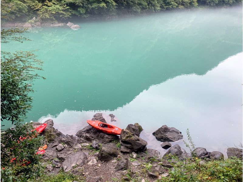 【東京奥多摩・早朝の白丸湖で朝カヤック】涼しく静かな早朝の白丸湖で朝カヤック。朝食付きの紹介画像