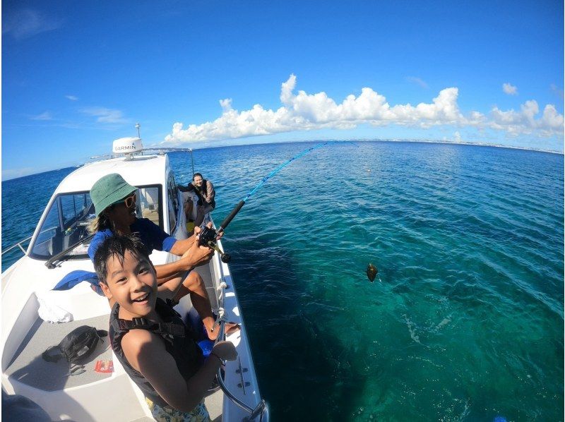 [จาก Chatan] เช่าเรือสำหรับครอบครัวหรือกลุ่มของคุณ! สัมผัสประสบการณ์การตกปลาเขตร้อน! มีเที่ยวบินเช้าและเย็น! รวมค่าเช่ารูปภาพแล้ว! 120 นาที สำหรับ 8 คนの紹介画像