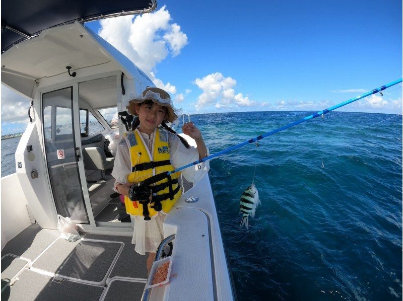 [Departing from Chatan] Fully charter a boat for your family or group! Experience tropical fishing! Early morning and evening trips available! Photo rental included! 120 minutes, up to 8 peopleの紹介画像