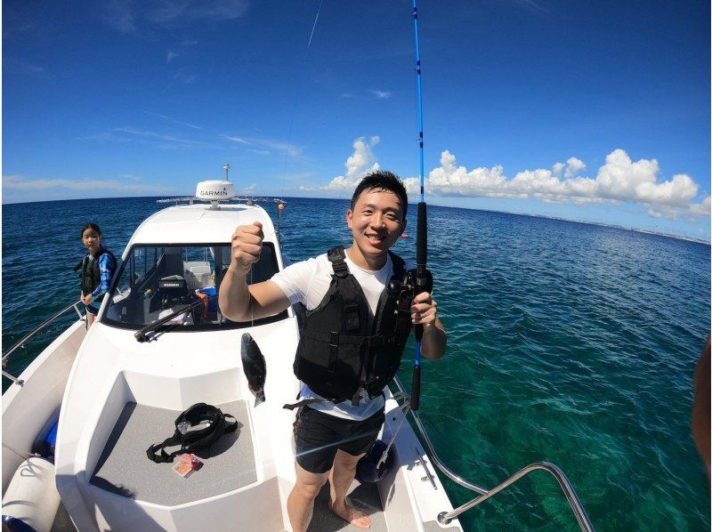 [Departing from Chatan] Fully charter a boat for your family or group! Experience tropical fishing! Early morning and evening trips available! Photo rental included! 120 minutes, up to 8 peopleの紹介画像