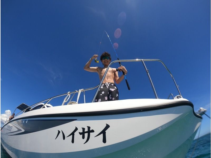 SALE! [Departing from Chatan] Fully charter a boat for your family or group! Early morning and evening departures available! Experience tropical fishing! Photo rental included! 120 minutes, up to 8 peopleの紹介画像