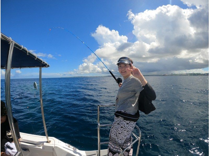 [Departing from Chatan] Fully charter a boat for your family or group! Experience tropical fishing! Early morning and evening trips available! Photo rental included! 120 minutes, up to 8 peopleの紹介画像