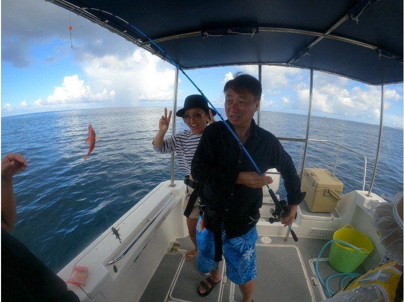 [Departing from Chatan] Fully charter a boat for your family or group! Experience tropical fishing! Early morning and evening trips available! Photo rental included! 120 minutes, up to 8 peopleの紹介画像