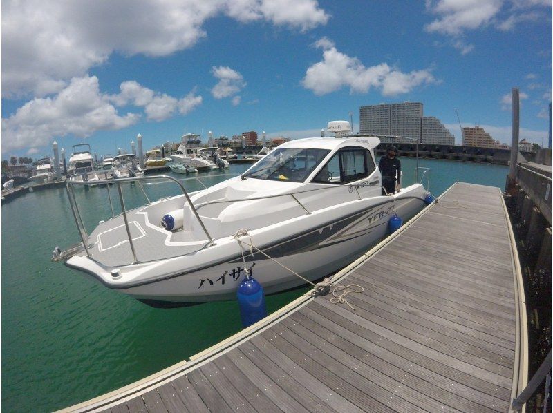 [Departing from Chatan] Fully charter a boat for your family or group! Experience tropical fishing! Early morning and evening trips available! Photo rental included! 120 minutes, up to 8 peopleの紹介画像