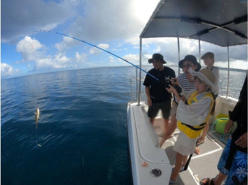 [Departing from Chatan] Fully charter a boat for your family or group! Experience tropical fishing! Early morning and evening trips available! Photo rental included! 120 minutes, up to 8 peopleの紹介画像