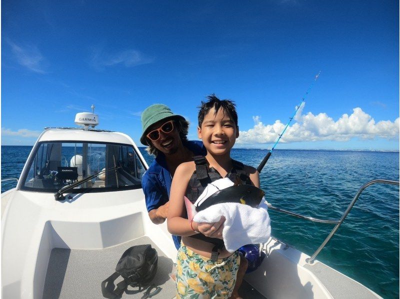 [Departing from Chatan] Fully charter a boat for your family or group! Experience tropical fishing! Early morning and evening trips available! Photo rental included! 120 minutes, up to 8 peopleの紹介画像