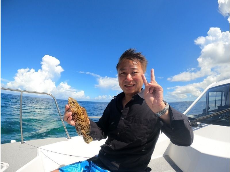 [Departing from Chatan] Fully charter a boat for your family or group! Experience tropical fishing! Early morning and evening trips available! Photo rental included! 120 minutes, up to 8 peopleの紹介画像