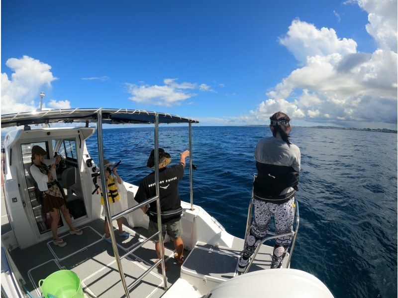 [Departing from Chatan] Fully charter a boat for your family or group! Experience tropical fishing! Early morning and evening trips available! Photo rental included! 120 minutes, up to 8 peopleの紹介画像