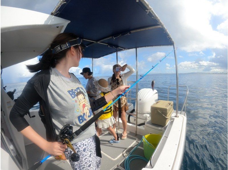 [Departing from Chatan] Fully charter a boat for your family or group! Experience tropical fishing! Early morning and evening trips available! Photo rental included! 120 minutes, up to 8 peopleの紹介画像