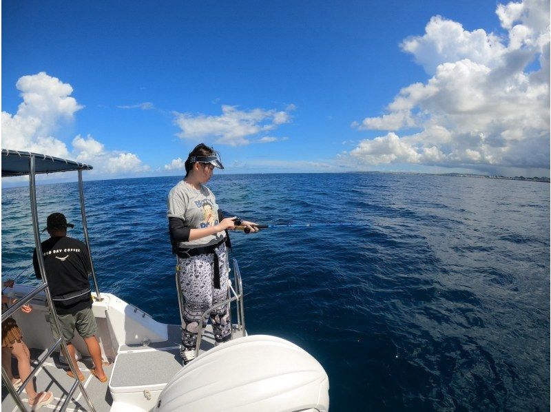 [Departing from Chatan] Fully charter a boat for your family or group! Experience tropical fishing! Early morning and evening trips available! Photo rental included! 120 minutes, up to 8 peopleの紹介画像