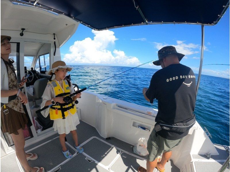 [Departing from Chatan] Fully charter a boat for your family or group! Experience tropical fishing! Early morning and evening trips available! Photo rental included! 120 minutes, up to 8 peopleの紹介画像