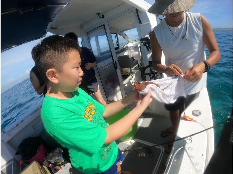 [Departing from Chatan] Fully charter a boat for your family or group! Experience tropical fishing! Early morning and evening trips available! Photo rental included! 120 minutes, up to 8 peopleの紹介画像