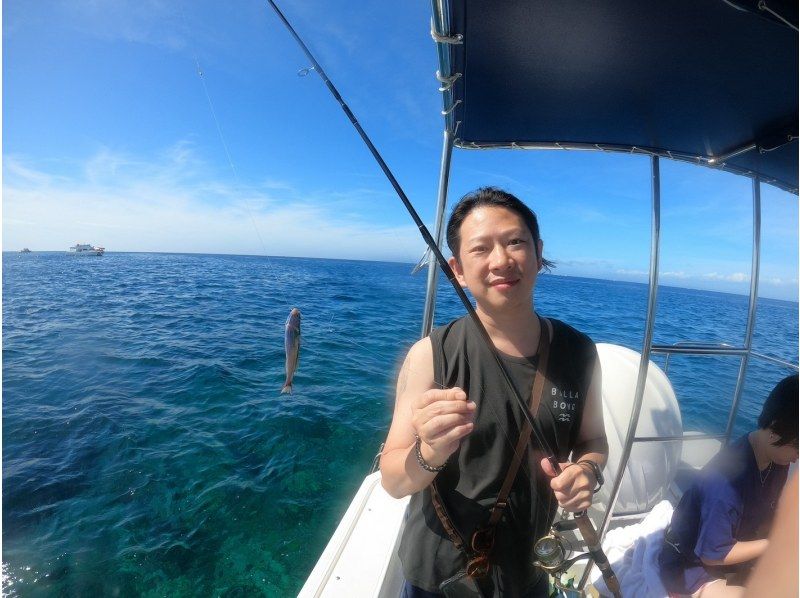 [Departing from Chatan] Fully charter a boat for your family or group! Experience tropical fishing! Early morning and evening trips available! Photo rental included! 120 minutes, up to 8 peopleの紹介画像