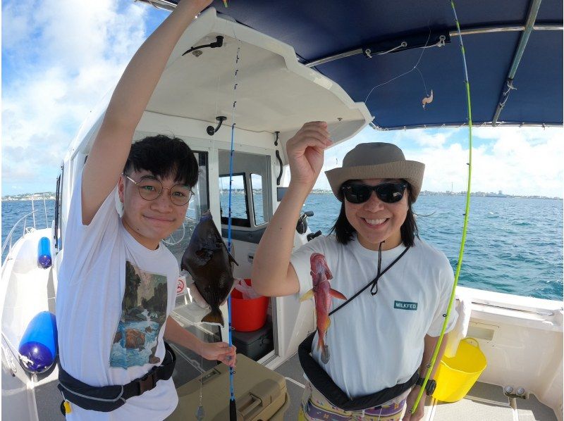 [Departing from Chatan] Fully charter a boat for your family or group! Experience tropical fishing! Early morning and evening trips available! Photo rental included! 120 minutes, up to 8 peopleの紹介画像