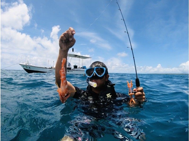 [Okinawa Ishigaki Island] Fishing while swimming called Mitsuri by chartered boat from age 5!